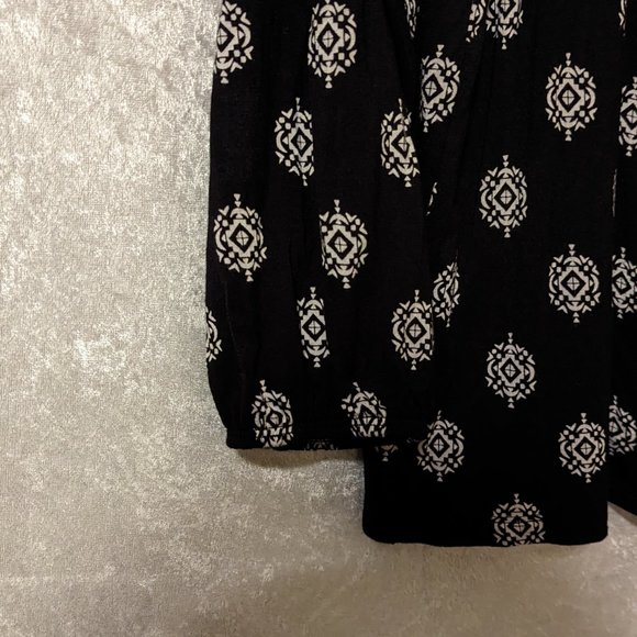 Old Navy Black with White Design Peasant Sleeve Blouse Size L - Picture 5 of 13